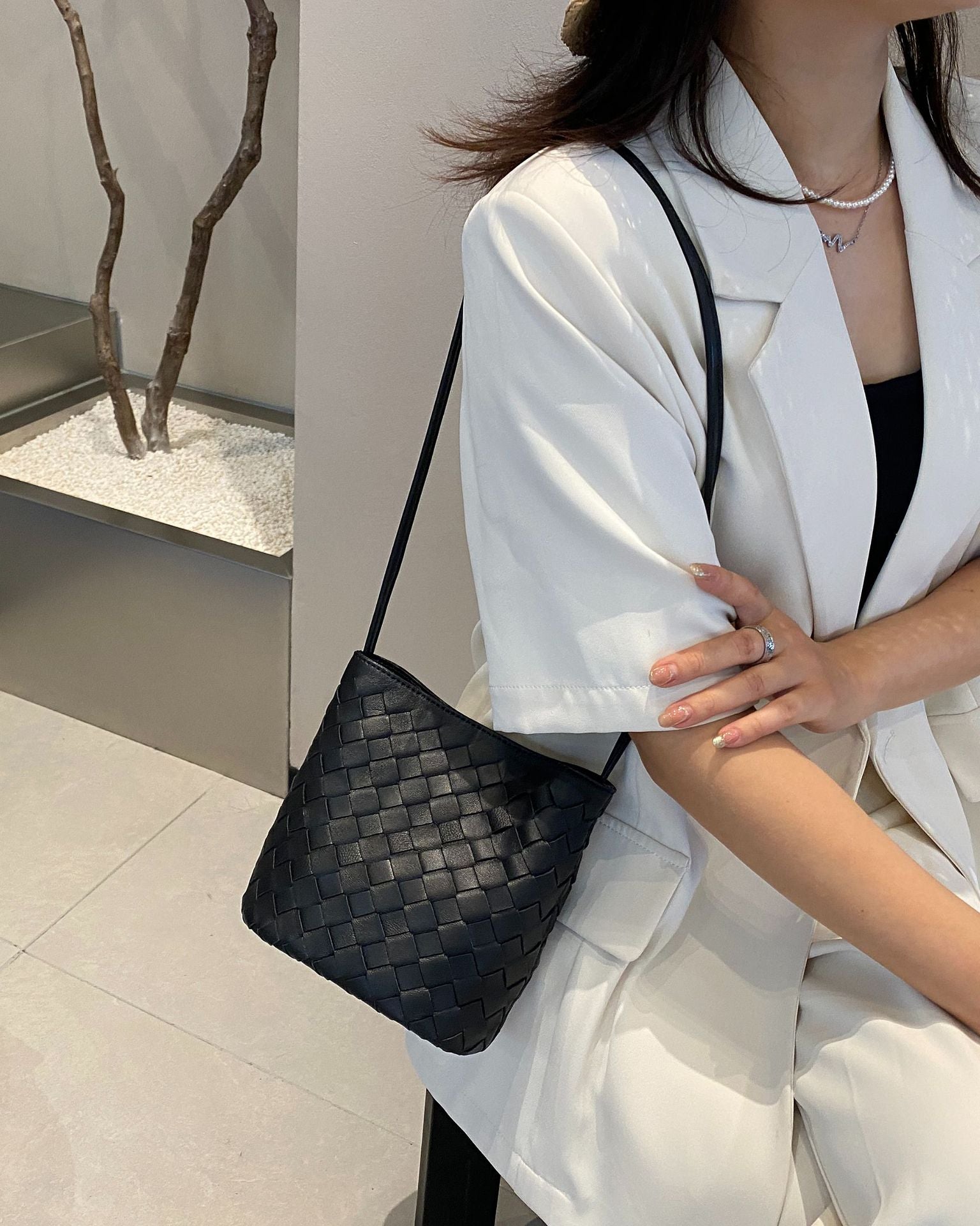 New Genuine Leather Woven Small Bag, High-End Feel, Simple Lambskin Bucket Bag, Versatile And Stylish Shoulder And Crossbody Bag