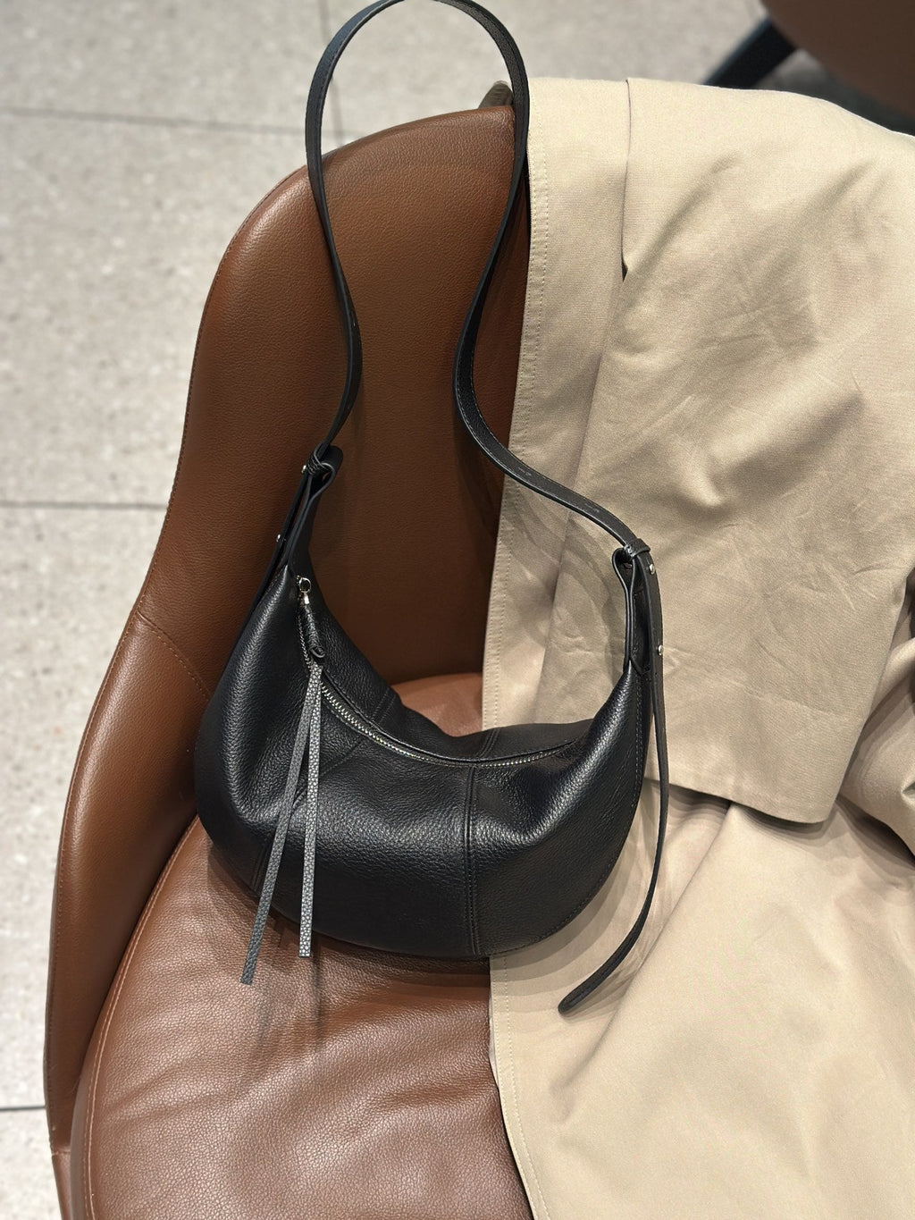 Top-grain Cowhide Crossbody Dumpling Bag, New Genuine Leather Niche Shoulder Bag, Practical For Commuting, Natural Textured Cowhide Crescent Bag
